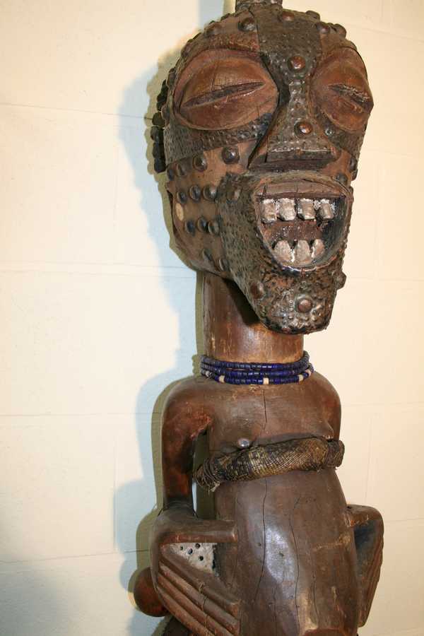 songye(Gr.fétiche), d`afrique : R.d.du Congo, statuette songye(Gr.fétiche), masque ancien africain songye(Gr.fétiche), art du R.d.du Congo - Art Africain, collection privées Belgique. Statue africaine de la tribu des songye(Gr.fétiche), provenant du R.d.du Congo,   1694: Très grand et ancien fétiche songye avec son aglomérat rituel
bois,cornes,metal,perles,peau de serpent,clochette,calabasse h.97cm.+la corne
(col.verwighen Léon)
Heel oude en mooie Songye fetiche met zijn  ritueel aglomeraat,hoorns ,metaal,slangenvel,parels belletje,calabasse  h.97cm.+ de hoorn.. art,culture,masque,statue,statuette,pot,ivoire,exposition,expo,masque original,masques,statues,statuettes,pots,expositions,expo,masques originaux,collectionneur d`art,art africain,culture africaine,masque africain,statue africaine,statuette africaine,pot africain,ivoire africain,exposition africain,expo africain,masque origina africainl,masques africains,statues africaines,statuettes africaines,pots africains,expositions africaines,expo africaines,masques originaux  africains,collectionneur d`art africain